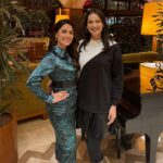 Gülsim Ali Instagram - Sevgili Ayeza ; Sen benim için özel ve çok sevdiğim bir arkadaşsın,bu güzel çiçekler için çok teşekkür ederim 💐With my friend @ayezakhan.ak ; you’re very special dear, love you 💓and thanks for this beautiful flowers 💐