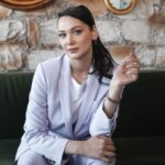 Gülsim Ali Instagram – @senemaydinn ‘ile şeker tadında sıcacık röportajımızı bugün @caddemilliyet ‘te okuyabilirsiniz 🍭
Fotoğraf : @ozanguzelce