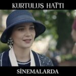 Gülsim Ali Instagram – Söylerken en çok zorlandığım replikler, “Bak İngiliz, Fransız askerleri buraya kadar girmiş. Demek ki savaş bitti. Siz kaybettiniz Hamdi, veya onlar kazandı, diyelim” 
@kurtulushatti sinemalarda 🎞 
Bir kahramanlık destanı 🇹🇷
