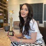 Gülsim Ali Instagram – Fransa’daki sevenlerime bu ödüle beni layık gördükleri için teşekkür ederim ♥️