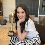 Gülsim Ali Instagram – Fransa’daki sevenlerime bu ödüle beni layık gördükleri için teşekkür ederim ♥️