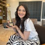 Gülsim Ali Instagram – Fransa’daki sevenlerime bu ödüle beni layık gördükleri için teşekkür ederim ♥️