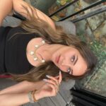 Gülsim Ali Instagram - Anlık çekilen fotoğraflar, değişik temalı 😜 ama sonu hep aynı tahmin edersiniz ki :))) kahkahalarla gülmek dileğiyle 🤍