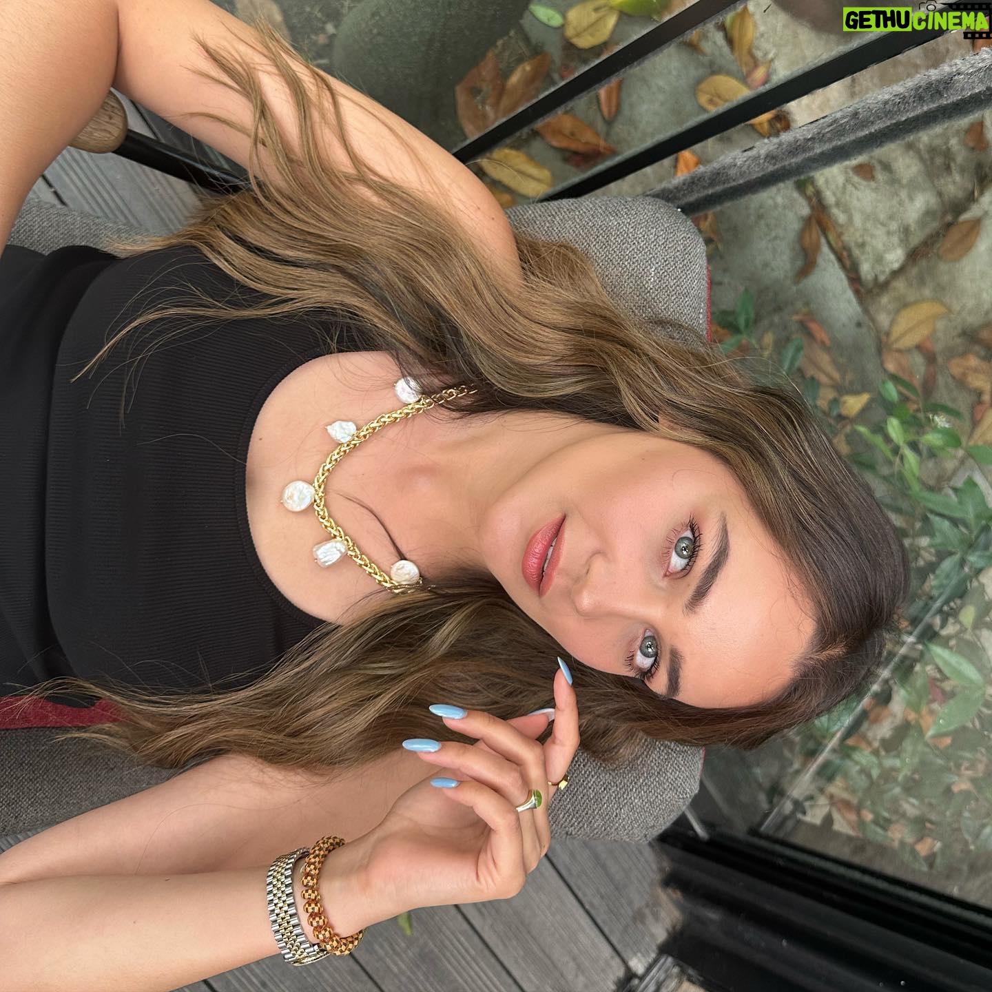 Gülsim Ali Instagram - Anlık çekilen fotoğraflar, değişik temalı 😜 ama sonu hep aynı tahmin edersiniz ki :))) kahkahalarla gülmek dileğiyle 🤍