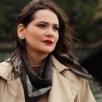 Gülsim Ali Instagram – Hissetiklerimi dile dökmek çok zor. 
Bu yüzden size karşıma çıkan ve hissetiklerimi bir nebze olsa ifade eden cümleleri yazıcağım:
“ Duygular her zaman anlatılamaz. Bazen, bazı duyguları anlatamayacak kadar içten yaşarsın; bazen de bakışlarınla ifade edecek kadar derin. Duygusal insanlar zayıf değil, güçlü insanlardır. “
Başlangıcı olan her şeyin bir sonu vardır. Mehmetçiklerimizin zorlu mücadelesini anlatan, ve ekranalara en iyi şekilde yansıtmaya çalışan Yapımcımız @mehmetbozdag ‘a , sevgili eşi @aslizeyneppekerbozdag ‘a ve @trt1 ailesine  teşekkürlerimi sunmak isterim 💐 Senaristlerimiz Atilla Engin , @bereliadam ve Selman Kılıçaslan elinize kaleminize sağlık 💐 
Kamera önü ve arkasında bulunan tüm arkadaşlarım, iyiki birlikte çalıştık.. Tüm canlandırdığım karakterlerin yeri bende ayrı, ama Nadia 💥 ahh sen bir başkaydın. Çok güçlü, ama ayni zamanda çokta narin. Sevdikleri için her şeyi feda eden, doğruluğun peşinden giden Nadia’m … Diyorum ya Nadia İvanov’a anlatılmaz yaşanır.. Ateş kızım… benim için, bizim için çok çok özelsin ♥️ En en sevdiğim karakter, en sevdiğim hikaye ve en değer verdiğim ekip ( aile ) arkadaşlarım. Çok güzel anılar ve değerli insanlar biriktirdim. Çok büyük emek verildi, çok ter döküldü ama değdi. Hiç birinizin ismini buraya yazmak istemem, ama bilin ki sizi ben kalbime kazıdım 🤍♾️ 
#AlSancakdizisi