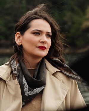 Gülsim Ali Instagram - Hissetiklerimi dile dökmek çok zor. 
Bu yüzden size karşıma çıkan ve hissetiklerimi bir nebze olsa ifade eden cümleleri yazıcağım:
“ Duygular her zaman anlatılamaz. Bazen, bazı duyguları anlatamayacak kadar içten yaşarsın; bazen de bakışlarınla ifade edecek kadar derin. Duygusal insanlar zayıf değil, güçlü insanlardır. “
Başlangıcı olan her şeyin bir sonu vardır. Mehmetçiklerimizin zorlu mücadelesini anlatan, ve ekranalara en iyi şekilde yansıtmaya çalışan Yapımcımız @mehmetbozdag ‘a , sevgili eşi @aslizeyneppekerbozdag ‘a ve @trt1 ailesine  teşekkürlerimi sunmak isterim 💐 Senaristlerimiz Atilla Engin , @bereliadam ve Selman Kılıçaslan elinize kaleminize sağlık 💐 
Kamera önü ve arkasında bulunan tüm arkadaşlarım, iyiki birlikte çalıştık.. Tüm canlandırdığım karakterlerin yeri bende ayrı, ama Nadia 💥 ahh sen bir başkaydın. Çok güçlü, ama ayni zamanda çokta narin. Sevdikleri için her şeyi feda eden, doğruluğun peşinden giden Nadia’m … Diyorum ya Nadia İvanov’a anlatılmaz yaşanır.. Ateş kızım… benim için, bizim için çok çok özelsin ♥️ En en sevdiğim karakter, en sevdiğim hikaye ve en değer verdiğim ekip ( aile ) arkadaşlarım. Çok güzel anılar ve değerli insanlar biriktirdim. Çok büyük emek verildi, çok ter döküldü ama değdi. Hiç birinizin ismini buraya yazmak istemem, ama bilin ki sizi ben kalbime kazıdım 🤍♾️ 
#AlSancakdizisi