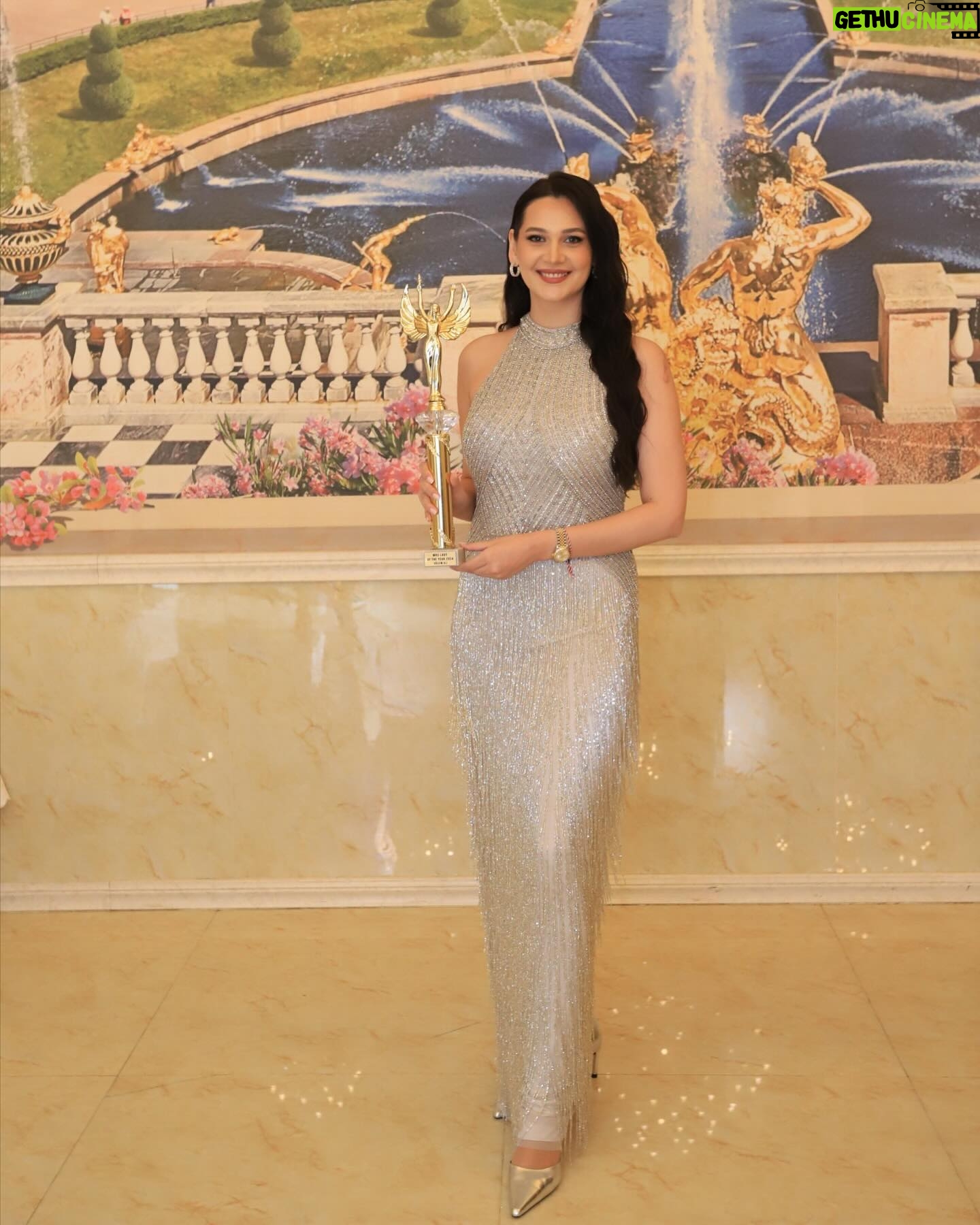 Gülsim Ali Instagram - Thank you all so much for the amazing time Bulgaria 🇧🇬 “Lady Of The Year Ödülleri”nde Yılın Yurtdışında Başarılı Kadın Oyuncusu ödüle layık görüldüm ve bu beni çok çok mutlu ve onur etti. Doğup büyüdüğüm topraklardan aldığım ilk ödül. Nice mutlu ödüllere Благодаря за тази специална награда на Меги Савова 💐 Беше невероятна вечер, до нови срещи София , България 💕