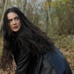 Gülsim Ali Instagram – Hissetiklerimi dile dökmek çok zor. 
Bu yüzden size karşıma çıkan ve hissetiklerimi bir nebze olsa ifade eden cümleleri yazıcağım:
“ Duygular her zaman anlatılamaz. Bazen, bazı duyguları anlatamayacak kadar içten yaşarsın; bazen de bakışlarınla ifade edecek kadar derin. Duygusal insanlar zayıf değil, güçlü insanlardır. “
Başlangıcı olan her şeyin bir sonu vardır. Mehmetçiklerimizin zorlu mücadelesini anlatan, ve ekranalara en iyi şekilde yansıtmaya çalışan Yapımcımız @mehmetbozdag ‘a , sevgili eşi @aslizeyneppekerbozdag ‘a ve @trt1 ailesine  teşekkürlerimi sunmak isterim 💐 Senaristlerimiz Atilla Engin , @bereliadam ve Selman Kılıçaslan elinize kaleminize sağlık 💐 
Kamera önü ve arkasında bulunan tüm arkadaşlarım, iyiki birlikte çalıştık.. Tüm canlandırdığım karakterlerin yeri bende ayrı, ama Nadia 💥 ahh sen bir başkaydın. Çok güçlü, ama ayni zamanda çokta narin. Sevdikleri için her şeyi feda eden, doğruluğun peşinden giden Nadia’m … Diyorum ya Nadia İvanov’a anlatılmaz yaşanır.. Ateş kızım… benim için, bizim için çok çok özelsin ♥️ En en sevdiğim karakter, en sevdiğim hikaye ve en değer verdiğim ekip ( aile ) arkadaşlarım. Çok güzel anılar ve değerli insanlar biriktirdim. Çok büyük emek verildi, çok ter döküldü ama değdi. Hiç birinizin ismini buraya yazmak istemem, ama bilin ki sizi ben kalbime kazıdım 🤍♾️ 
#AlSancakdizisi