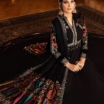 Gülsim Ali Instagram - @mariabofficial X Gülsim Ali And we are back once again with more love, unity and glamorous fashion! I am so excited to finally reveal the first look of Pakistan’s biggest and most-awaited Winter Linen Collection 2021!! My favorite top designer of Pakistan, Maria.B. has launched her luxurious designs and I can’t wait for you all to view this exceptional collection! 🇵🇰🇹🇷 #MariaBxGulsimAli Jewelry by: Maria B. Jewelry #PakistanxMariaBxTurkey #Linen21 #MariaB #UnitingCultures #MariaBLinen #Unstitched #MariaBPakistan