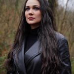 Gülsim Ali Instagram – Hissetiklerimi dile dökmek çok zor. 
Bu yüzden size karşıma çıkan ve hissetiklerimi bir nebze olsa ifade eden cümleleri yazıcağım:
“ Duygular her zaman anlatılamaz. Bazen, bazı duyguları anlatamayacak kadar içten yaşarsın; bazen de bakışlarınla ifade edecek kadar derin. Duygusal insanlar zayıf değil, güçlü insanlardır. “
Başlangıcı olan her şeyin bir sonu vardır. Mehmetçiklerimizin zorlu mücadelesini anlatan, ve ekranalara en iyi şekilde yansıtmaya çalışan Yapımcımız @mehmetbozdag ‘a , sevgili eşi @aslizeyneppekerbozdag ‘a ve @trt1 ailesine  teşekkürlerimi sunmak isterim 💐 Senaristlerimiz Atilla Engin , @bereliadam ve Selman Kılıçaslan elinize kaleminize sağlık 💐 
Kamera önü ve arkasında bulunan tüm arkadaşlarım, iyiki birlikte çalıştık.. Tüm canlandırdığım karakterlerin yeri bende ayrı, ama Nadia 💥 ahh sen bir başkaydın. Çok güçlü, ama ayni zamanda çokta narin. Sevdikleri için her şeyi feda eden, doğruluğun peşinden giden Nadia’m … Diyorum ya Nadia İvanov’a anlatılmaz yaşanır.. Ateş kızım… benim için, bizim için çok çok özelsin ♥️ En en sevdiğim karakter, en sevdiğim hikaye ve en değer verdiğim ekip ( aile ) arkadaşlarım. Çok güzel anılar ve değerli insanlar biriktirdim. Çok büyük emek verildi, çok ter döküldü ama değdi. Hiç birinizin ismini buraya yazmak istemem, ama bilin ki sizi ben kalbime kazıdım 🤍♾️ 
#AlSancakdizisi