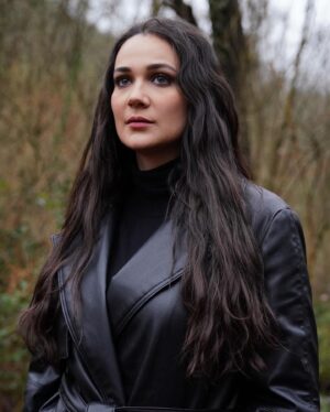 Gülsim Ali Instagram - Hissetiklerimi dile dökmek çok zor. 
Bu yüzden size karşıma çıkan ve hissetiklerimi bir nebze olsa ifade eden cümleleri yazıcağım:
“ Duygular her zaman anlatılamaz. Bazen, bazı duyguları anlatamayacak kadar içten yaşarsın; bazen de bakışlarınla ifade edecek kadar derin. Duygusal insanlar zayıf değil, güçlü insanlardır. “
Başlangıcı olan her şeyin bir sonu vardır. Mehmetçiklerimizin zorlu mücadelesini anlatan, ve ekranalara en iyi şekilde yansıtmaya çalışan Yapımcımız @mehmetbozdag ‘a , sevgili eşi @aslizeyneppekerbozdag ‘a ve @trt1 ailesine  teşekkürlerimi sunmak isterim 💐 Senaristlerimiz Atilla Engin , @bereliadam ve Selman Kılıçaslan elinize kaleminize sağlık 💐 
Kamera önü ve arkasında bulunan tüm arkadaşlarım, iyiki birlikte çalıştık.. Tüm canlandırdığım karakterlerin yeri bende ayrı, ama Nadia 💥 ahh sen bir başkaydın. Çok güçlü, ama ayni zamanda çokta narin. Sevdikleri için her şeyi feda eden, doğruluğun peşinden giden Nadia’m … Diyorum ya Nadia İvanov’a anlatılmaz yaşanır.. Ateş kızım… benim için, bizim için çok çok özelsin ♥️ En en sevdiğim karakter, en sevdiğim hikaye ve en değer verdiğim ekip ( aile ) arkadaşlarım. Çok güzel anılar ve değerli insanlar biriktirdim. Çok büyük emek verildi, çok ter döküldü ama değdi. Hiç birinizin ismini buraya yazmak istemem, ama bilin ki sizi ben kalbime kazıdım 🤍♾️ 
#AlSancakdizisi