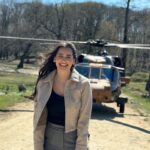 Gülsim Ali Instagram – Hissetiklerimi dile dökmek çok zor. 
Bu yüzden size karşıma çıkan ve hissetiklerimi bir nebze olsa ifade eden cümleleri yazıcağım:
“ Duygular her zaman anlatılamaz. Bazen, bazı duyguları anlatamayacak kadar içten yaşarsın; bazen de bakışlarınla ifade edecek kadar derin. Duygusal insanlar zayıf değil, güçlü insanlardır. “
Başlangıcı olan her şeyin bir sonu vardır. Mehmetçiklerimizin zorlu mücadelesini anlatan, ve ekranalara en iyi şekilde yansıtmaya çalışan Yapımcımız @mehmetbozdag ‘a , sevgili eşi @aslizeyneppekerbozdag ‘a ve @trt1 ailesine  teşekkürlerimi sunmak isterim 💐 Senaristlerimiz Atilla Engin , @bereliadam ve Selman Kılıçaslan elinize kaleminize sağlık 💐 
Kamera önü ve arkasında bulunan tüm arkadaşlarım, iyiki birlikte çalıştık.. Tüm canlandırdığım karakterlerin yeri bende ayrı, ama Nadia 💥 ahh sen bir başkaydın. Çok güçlü, ama ayni zamanda çokta narin. Sevdikleri için her şeyi feda eden, doğruluğun peşinden giden Nadia’m … Diyorum ya Nadia İvanov’a anlatılmaz yaşanır.. Ateş kızım… benim için, bizim için çok çok özelsin ♥️ En en sevdiğim karakter, en sevdiğim hikaye ve en değer verdiğim ekip ( aile ) arkadaşlarım. Çok güzel anılar ve değerli insanlar biriktirdim. Çok büyük emek verildi, çok ter döküldü ama değdi. Hiç birinizin ismini buraya yazmak istemem, ama bilin ki sizi ben kalbime kazıdım 🤍♾️ 
#AlSancakdizisi