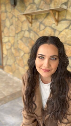 Gülsim Ali Instagram - Gülmek, gülümsemek, gülümsetebilmek 🌸 Mutlu hafta sonları