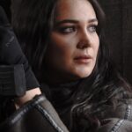 Gülsim Ali Instagram - Hissetiklerimi dile dökmek çok zor. Bu yüzden size karşıma çıkan ve hissetiklerimi bir nebze olsa ifade eden cümleleri yazıcağım: “ Duygular her zaman anlatılamaz. Bazen, bazı duyguları anlatamayacak kadar içten yaşarsın; bazen de bakışlarınla ifade edecek kadar derin. Duygusal insanlar zayıf değil, güçlü insanlardır. “ Başlangıcı olan her şeyin bir sonu vardır. Mehmetçiklerimizin zorlu mücadelesini anlatan, ve ekranalara en iyi şekilde yansıtmaya çalışan Yapımcımız @mehmetbozdag ‘a , sevgili eşi @aslizeyneppekerbozdag ‘a ve @trt1 ailesine teşekkürlerimi sunmak isterim 💐 Senaristlerimiz Atilla Engin , @bereliadam ve Selman Kılıçaslan elinize kaleminize sağlık 💐 Kamera önü ve arkasında bulunan tüm arkadaşlarım, iyiki birlikte çalıştık.. Tüm canlandırdığım karakterlerin yeri bende ayrı, ama Nadia 💥 ahh sen bir başkaydın. Çok güçlü, ama ayni zamanda çokta narin. Sevdikleri için her şeyi feda eden, doğruluğun peşinden giden Nadia’m … Diyorum ya Nadia İvanov’a anlatılmaz yaşanır.. Ateş kızım… benim için, bizim için çok çok özelsin ♥️ En en sevdiğim karakter, en sevdiğim hikaye ve en değer verdiğim ekip ( aile ) arkadaşlarım. Çok güzel anılar ve değerli insanlar biriktirdim. Çok büyük emek verildi, çok ter döküldü ama değdi. Hiç birinizin ismini buraya yazmak istemem, ama bilin ki sizi ben kalbime kazıdım 🤍♾️ #AlSancakdizisi