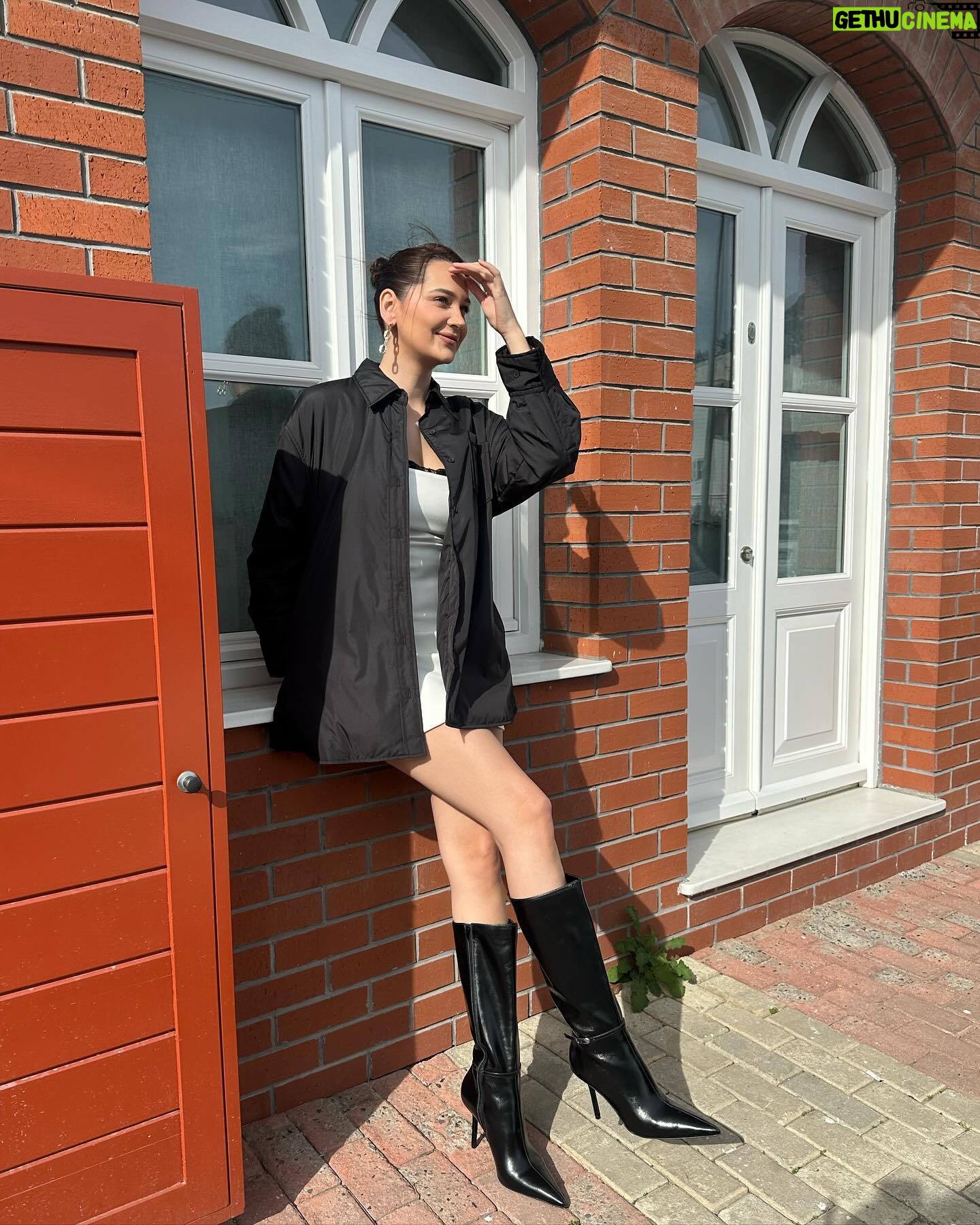 Gülsim Ali Instagram - Saçları rüzgar vu vu vu 💨