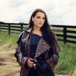 Gabby Barrett Instagram - See you tomorrow, Banita Creek! SOLD OUT SHOW! Gonna be funnnn 🎄 @zelamfezzahaye @theresidencyexperience @jenniferfisherjewelry