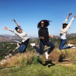 Gabby Douglas Instagram - jumping back into social media like.... 😂🌻 (comment on who jumped the highest)