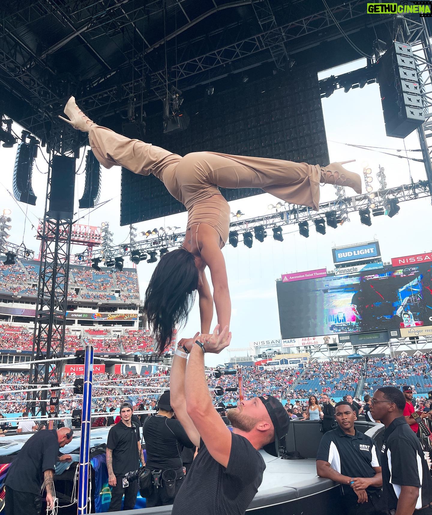 Gabi Butler Instagram - It’s goin down here in Nashville at SUMMER SLAM💥👊🏽🔥💪🏽 @wwe thank you so much for the amazing night. It was so cool seeing it in person for the first time. Truly something I will never forget… met some amazing people and made some new friends 🤍💕