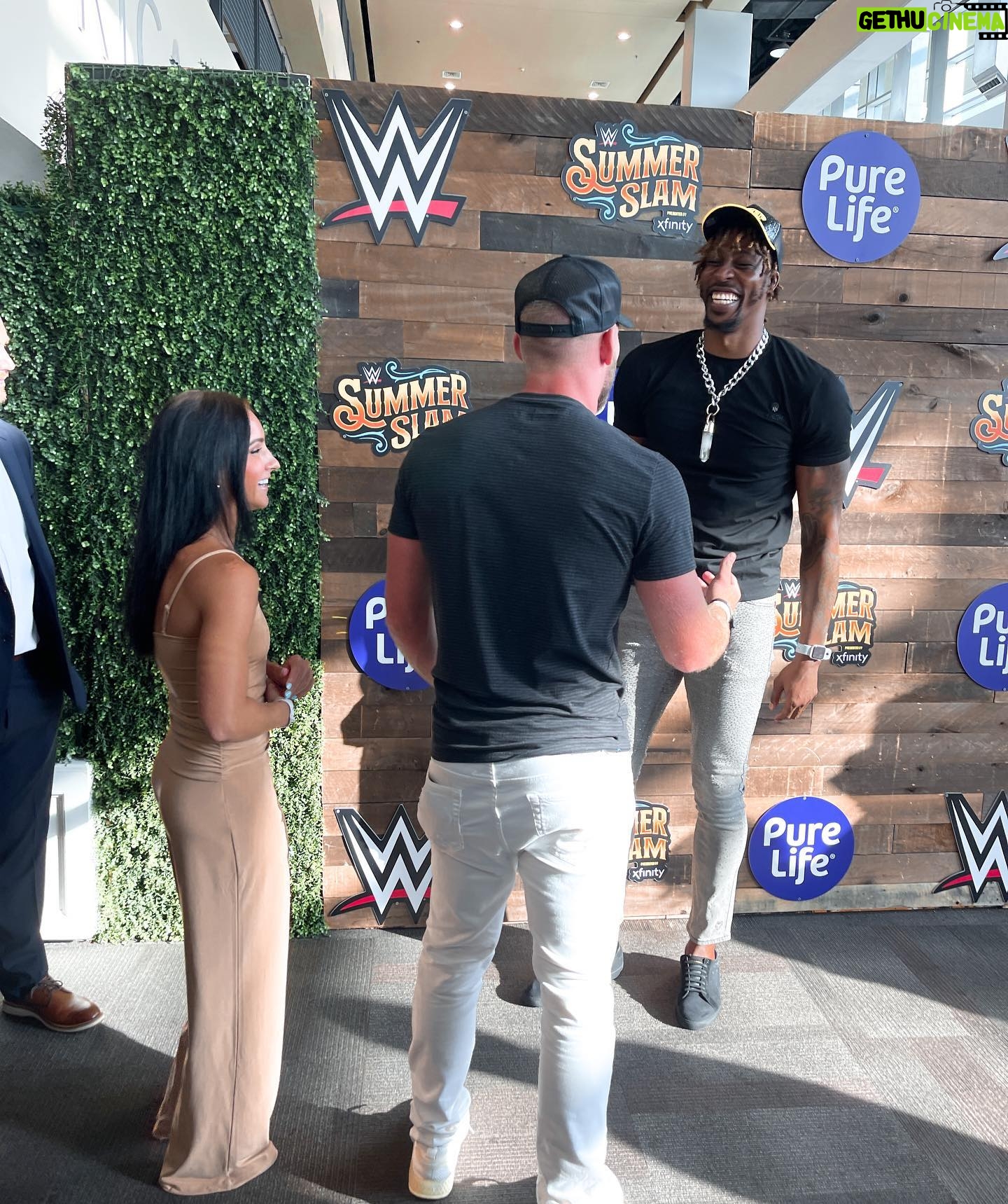 Gabi Butler Instagram - It’s goin down here in Nashville at SUMMER SLAM💥👊🏽🔥💪🏽 @wwe thank you so much for the amazing night. It was so cool seeing it in person for the first time. Truly something I will never forget… met some amazing people and made some new friends 🤍💕