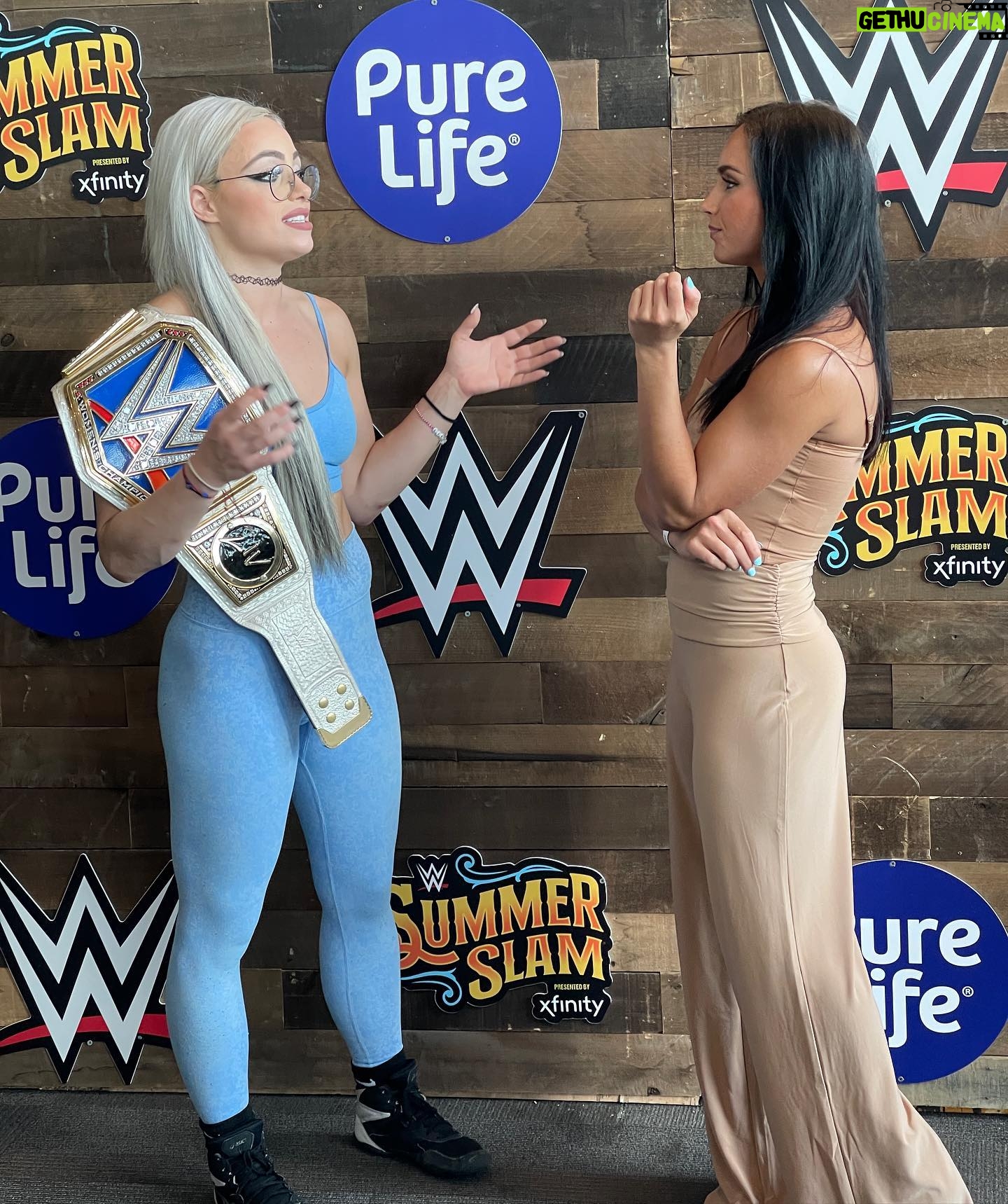 Gabi Butler Instagram - It’s goin down here in Nashville at SUMMER SLAM💥👊🏽🔥💪🏽 @wwe thank you so much for the amazing night. It was so cool seeing it in person for the first time. Truly something I will never forget… met some amazing people and made some new friends 🤍💕
