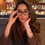 Gabi Melim Instagram – ser artista no nosso convívio, 
pelo inferno e céu de todo dia. 
pra poesia que a gente não vive, 
transformar o tédio em melodia.