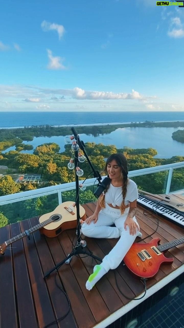Gabi Melim Instagram - fazendo som no deck de casa. euamomeuriodejaneiro 🦋🌊🤍 @gagebigup brinca de tocar e produzir.