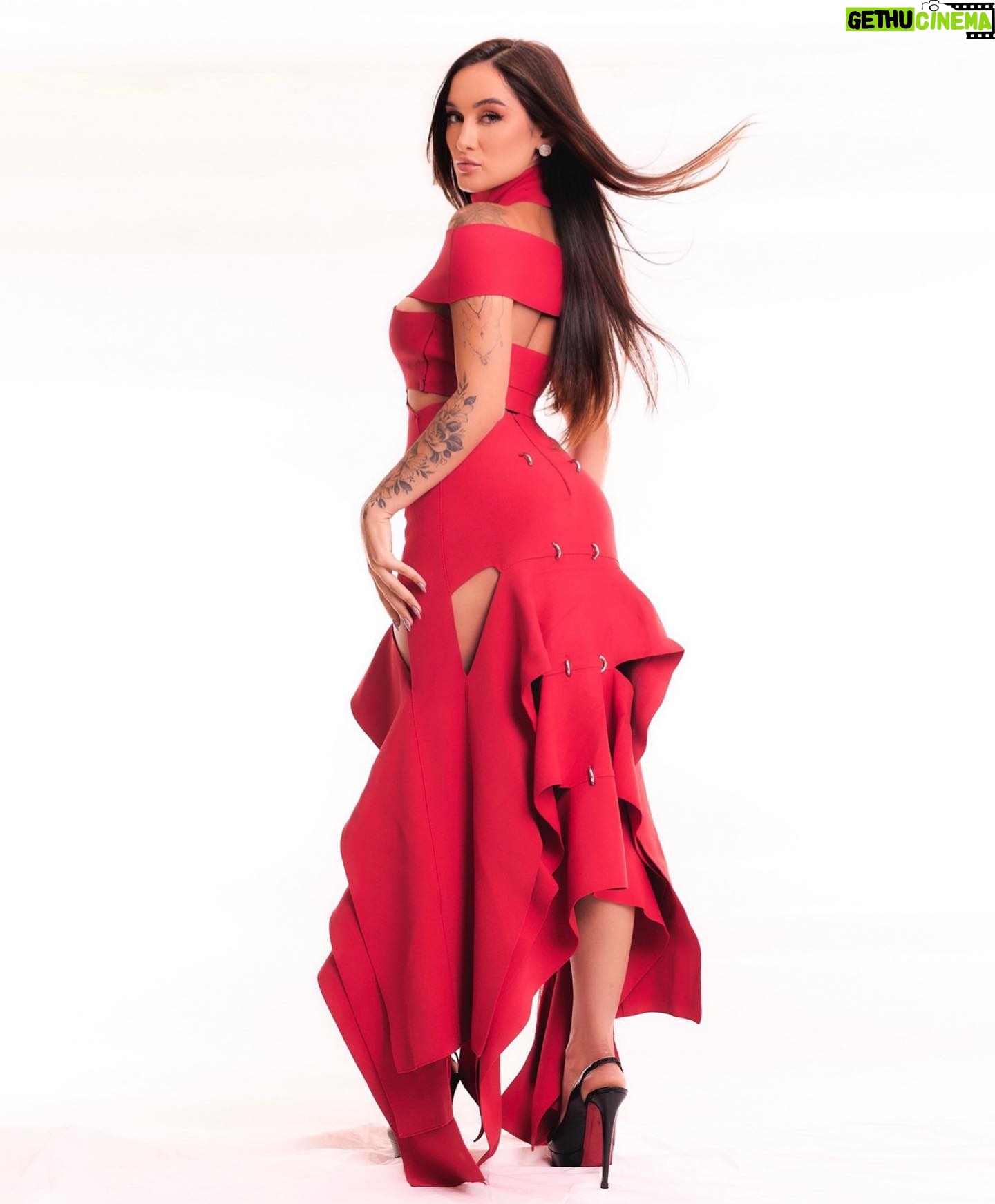Gabi Melim Instagram - vermelho pro @latingrammys @sato_rahal @sabrinasato @alexandermcqueen @louboutinworld