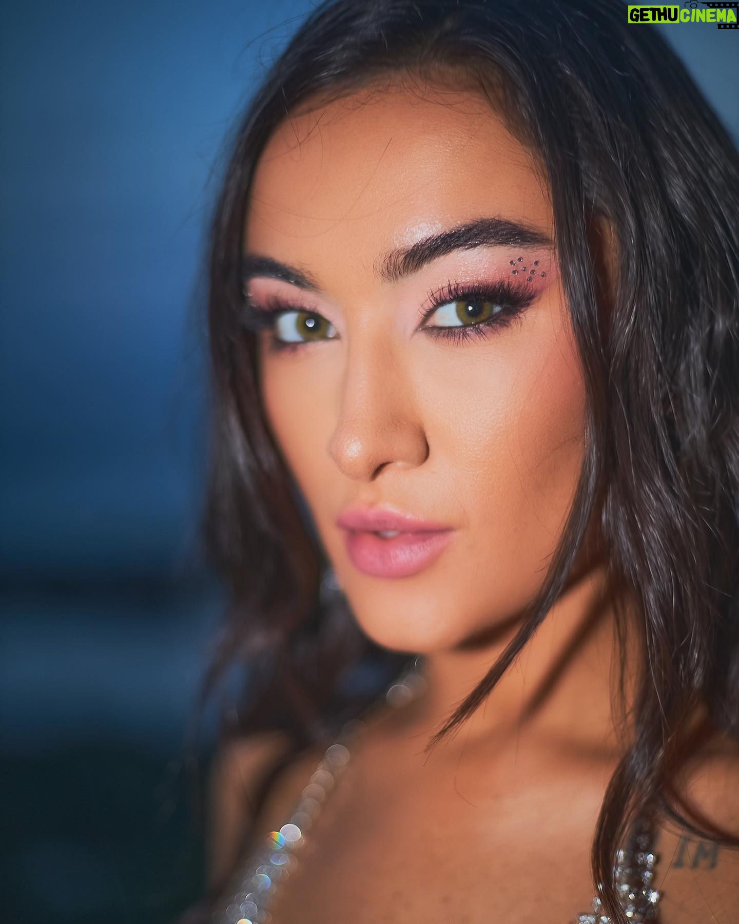 Gabi Melim Instagram - o gosto que você deixou fez minha alma florecer, de um jeito doce, quem dera eu fosse alguém que você também não consegue esquecer.
