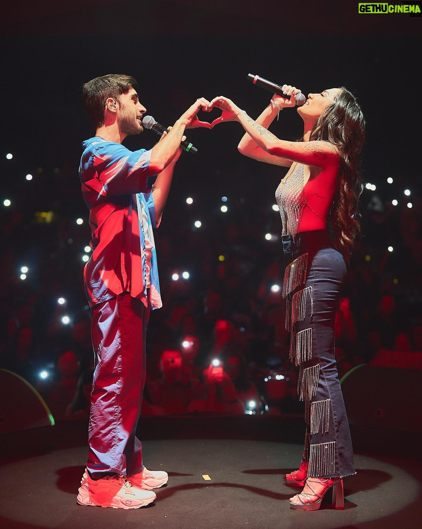Gabi Melim Instagram - que noite rio. avemariameupaiamado que domingo bom com vocês. já são 8 anos e eu nunca me acostumo com a plateia cheia cantando nossas composições. que benção. vocês são um presente! brigaduuuu