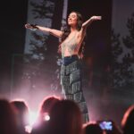 Gabi Melim Instagram - que noite rio. avemariameupaiamado que domingo bom com vocês. já são 8 anos e eu nunca me acostumo com a plateia cheia cantando nossas composições. que benção. vocês são um presente! brigaduuuu