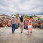 Gabi Melim Instagram – é, 8 anos se passaram e quanta coisa a gente viveu. eu sou muito feliz com tudo que construímos musicalmente, e muito orgulhosa da nossa trajetória ter sido tão honesta e musical. amo nosso trabalho e mais ainda ter nosso som como trilha da vida de vocês. agradeço de verdade e do fundo do peito por tanto carinho que chega aqui. fomos o artista pop MAIS TOCADO em 2023 nas rádios do BR e com TRÊS canções no TOP 10 das pop mais tocadas, nosso primeiro álbum ainda é o álbum pop com mais execuções no Spotify, Meu Abrigo é 5x diamante, foram 3 indicações ao grammy latino, mais de 400 shows, turnês em Portugal e nos EUA, são tantas conquistas.. mas eu não falo só de sucesso comercial, falo do tanto que eu vi, que vivi e que aprendi. escutei tantas vozes ecoando nossas composições, vi tantos olhos sorrindo pra nós, abracei tanta gente, e sou profundamente grata por cada experiência, foi um ciclo inesquecível. esse foi nosso último show como banda, mas sigo respirando música e agora construindo uma nova etapa da minha vida que é meu novo disco. obrigada do fundo do peito 🤍 vocês fortalecem meus sonhos.