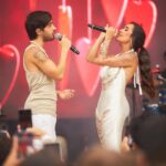 Gabi Melim Instagram – é, 8 anos se passaram e quanta coisa a gente viveu. eu sou muito feliz com tudo que construímos musicalmente, e muito orgulhosa da nossa trajetória ter sido tão honesta e musical. amo nosso trabalho e mais ainda ter nosso som como trilha da vida de vocês. agradeço de verdade e do fundo do peito por tanto carinho que chega aqui. fomos o artista pop MAIS TOCADO em 2023 nas rádios do BR e com TRÊS canções no TOP 10 das pop mais tocadas, nosso primeiro álbum ainda é o álbum pop com mais execuções no Spotify, Meu Abrigo é 5x diamante, foram 3 indicações ao grammy latino, mais de 400 shows, turnês em Portugal e nos EUA, são tantas conquistas.. mas eu não falo só de sucesso comercial, falo do tanto que eu vi, que vivi e que aprendi. escutei tantas vozes ecoando nossas composições, vi tantos olhos sorrindo pra nós, abracei tanta gente, e sou profundamente grata por cada experiência, foi um ciclo inesquecível. esse foi nosso último show como banda, mas sigo respirando música e agora construindo uma nova etapa da minha vida que é meu novo disco. obrigada do fundo do peito 🤍 vocês fortalecem meus sonhos.