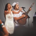 Gabi Melim Instagram – é, 8 anos se passaram e quanta coisa a gente viveu. eu sou muito feliz com tudo que construímos musicalmente, e muito orgulhosa da nossa trajetória ter sido tão honesta e musical. amo nosso trabalho e mais ainda ter nosso som como trilha da vida de vocês. agradeço de verdade e do fundo do peito por tanto carinho que chega aqui. fomos o artista pop MAIS TOCADO em 2023 nas rádios do BR e com TRÊS canções no TOP 10 das pop mais tocadas, nosso primeiro álbum ainda é o álbum pop com mais execuções no Spotify, Meu Abrigo é 5x diamante, foram 3 indicações ao grammy latino, mais de 400 shows, turnês em Portugal e nos EUA, são tantas conquistas.. mas eu não falo só de sucesso comercial, falo do tanto que eu vi, que vivi e que aprendi. escutei tantas vozes ecoando nossas composições, vi tantos olhos sorrindo pra nós, abracei tanta gente, e sou profundamente grata por cada experiência, foi um ciclo inesquecível. esse foi nosso último show como banda, mas sigo respirando música e agora construindo uma nova etapa da minha vida que é meu novo disco. obrigada do fundo do peito 🤍 vocês fortalecem meus sonhos.