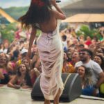 Gabi Melim Instagram – é, 8 anos se passaram e quanta coisa a gente viveu. eu sou muito feliz com tudo que construímos musicalmente, e muito orgulhosa da nossa trajetória ter sido tão honesta e musical. amo nosso trabalho e mais ainda ter nosso som como trilha da vida de vocês. agradeço de verdade e do fundo do peito por tanto carinho que chega aqui. fomos o artista pop MAIS TOCADO em 2023 nas rádios do BR e com TRÊS canções no TOP 10 das pop mais tocadas, nosso primeiro álbum ainda é o álbum pop com mais execuções no Spotify, Meu Abrigo é 5x diamante, foram 3 indicações ao grammy latino, mais de 400 shows, turnês em Portugal e nos EUA, são tantas conquistas.. mas eu não falo só de sucesso comercial, falo do tanto que eu vi, que vivi e que aprendi. escutei tantas vozes ecoando nossas composições, vi tantos olhos sorrindo pra nós, abracei tanta gente, e sou profundamente grata por cada experiência, foi um ciclo inesquecível. esse foi nosso último show como banda, mas sigo respirando música e agora construindo uma nova etapa da minha vida que é meu novo disco. obrigada do fundo do peito 🤍 vocês fortalecem meus sonhos.