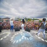 Gabi Melim Instagram – é, 8 anos se passaram e quanta coisa a gente viveu. eu sou muito feliz com tudo que construímos musicalmente, e muito orgulhosa da nossa trajetória ter sido tão honesta e musical. amo nosso trabalho e mais ainda ter nosso som como trilha da vida de vocês. agradeço de verdade e do fundo do peito por tanto carinho que chega aqui. fomos o artista pop MAIS TOCADO em 2023 nas rádios do BR e com TRÊS canções no TOP 10 das pop mais tocadas, nosso primeiro álbum ainda é o álbum pop com mais execuções no Spotify, Meu Abrigo é 5x diamante, foram 3 indicações ao grammy latino, mais de 400 shows, turnês em Portugal e nos EUA, são tantas conquistas.. mas eu não falo só de sucesso comercial, falo do tanto que eu vi, que vivi e que aprendi. escutei tantas vozes ecoando nossas composições, vi tantos olhos sorrindo pra nós, abracei tanta gente, e sou profundamente grata por cada experiência, foi um ciclo inesquecível. esse foi nosso último show como banda, mas sigo respirando música e agora construindo uma nova etapa da minha vida que é meu novo disco. obrigada do fundo do peito 🤍 vocês fortalecem meus sonhos.