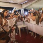 Gabi Melim Instagram – é, 8 anos se passaram e quanta coisa a gente viveu. eu sou muito feliz com tudo que construímos musicalmente, e muito orgulhosa da nossa trajetória ter sido tão honesta e musical. amo nosso trabalho e mais ainda ter nosso som como trilha da vida de vocês. agradeço de verdade e do fundo do peito por tanto carinho que chega aqui. fomos o artista pop MAIS TOCADO em 2023 nas rádios do BR e com TRÊS canções no TOP 10 das pop mais tocadas, nosso primeiro álbum ainda é o álbum pop com mais execuções no Spotify, Meu Abrigo é 5x diamante, foram 3 indicações ao grammy latino, mais de 400 shows, turnês em Portugal e nos EUA, são tantas conquistas.. mas eu não falo só de sucesso comercial, falo do tanto que eu vi, que vivi e que aprendi. escutei tantas vozes ecoando nossas composições, vi tantos olhos sorrindo pra nós, abracei tanta gente, e sou profundamente grata por cada experiência, foi um ciclo inesquecível. esse foi nosso último show como banda, mas sigo respirando música e agora construindo uma nova etapa da minha vida que é meu novo disco. obrigada do fundo do peito 🤍 vocês fortalecem meus sonhos.