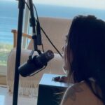 Gabi Melim Instagram - um pouco do processo de composição de algumas canções lindas que nasceram desse encontro (logo eu que costumava ser uma compositora mais solitária e noturna). preciso dizer que tenho uma profunda admiração por esses artistas, e me sinto gigante toda vez que compartilho esse momento de criação com meus amigos. é uma troca que não tem ego, nem vaidade, a gente se respeita e se admira e quase que numa conversa longa a música vem. o disco está cada vez mais perto de nascer 🤎