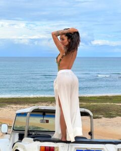 Gabi Melim Instagram - jogando meu corpo no mundo, andando por todos os cantos 🦋