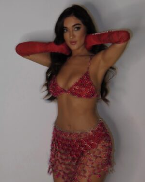 Gabi Melim Instagram - hoje é dia de carnavalizar na sapucaí 🎉 @nossocamarote