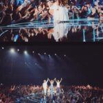 Gabi Melim Instagram – ainda não consegui voltar pra terra. qq foi ontem? que energia surreal. a gravação do nosso primeiro DVD, vocês ali, de SÃO PAULO e de cada canto do Brasil, que viajaram pra fazer parte dessa noite que é um marco na nossa carreira e nas nossas vidas. brigaduuuuu ⭐️ público fiel que acompanha a gente pela música, pela mensagem, público CONSISTENTE e não momentâneo, que cresce cada vez mais, que fica e transforma toda nossa arte em algo muito maior. a gente AMA vocês.
@sergio_blazer @_brunini obrigada pelos registros impecáveis.