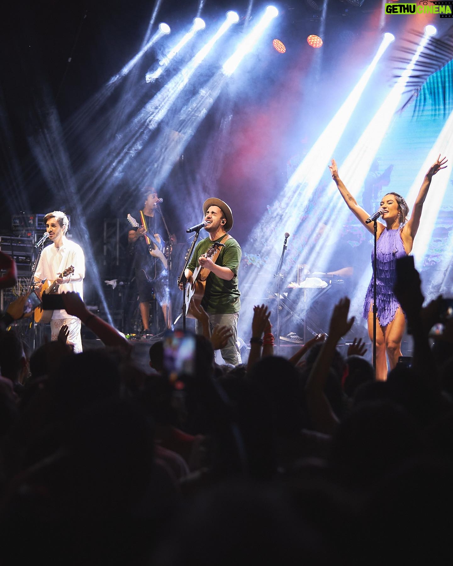 Gabi Melim Instagram - como é fácil amar vocês!!!! salvador ontem foi sem explicação de lindo, e belôrizonte também. uma emoção gigante nos últimos shows da nossa banda 🥹 brigaduuu