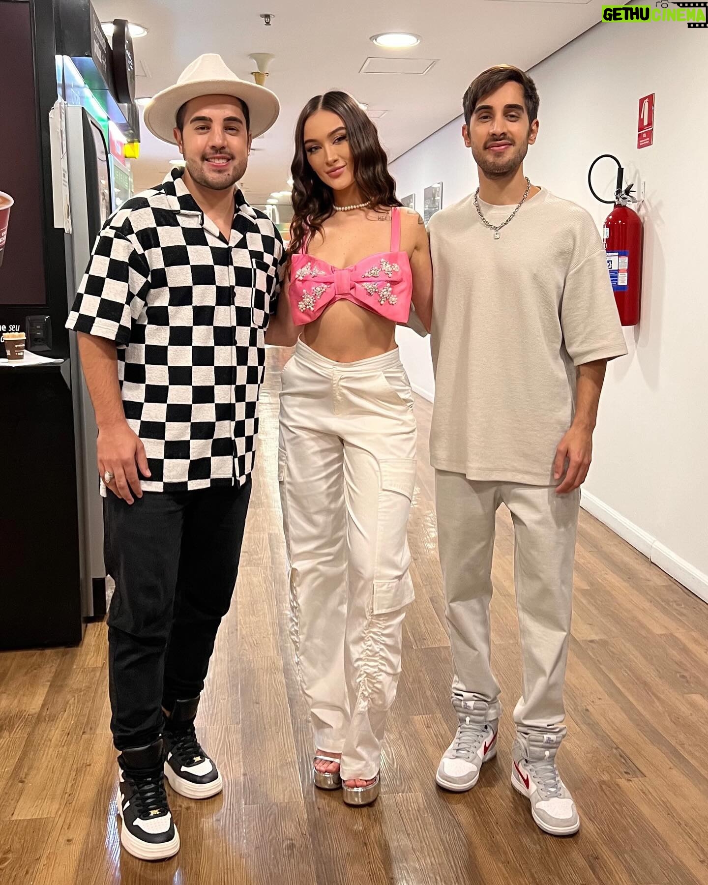 Gabi Melim Instagram - daqui a pouco no Altas Horas 🤍 @tvglobo @serginhogroisman