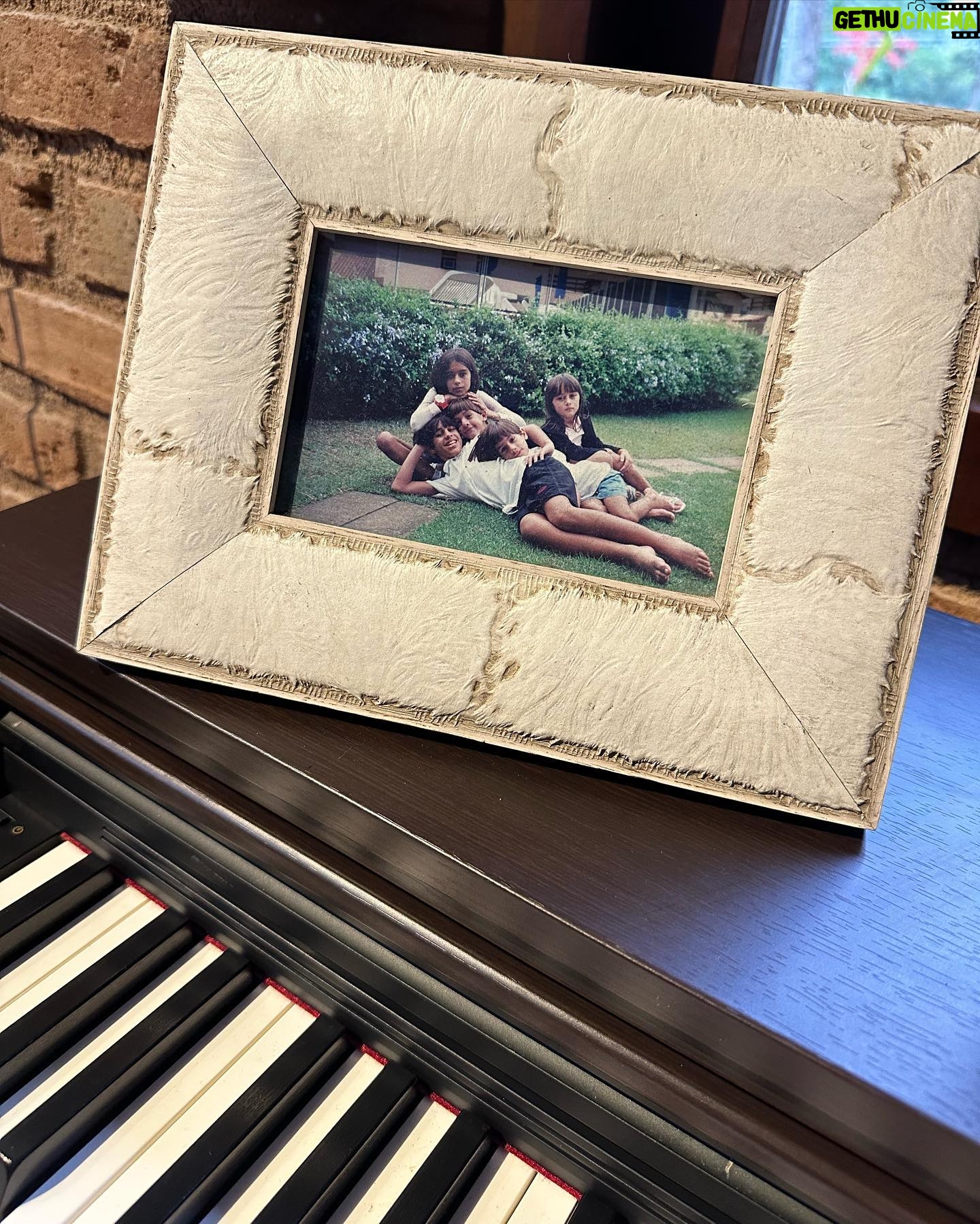 Gabi Melim Instagram - ser artista no nosso convívio, pelo inferno e céu de todo dia. pra poesia que a gente não vive, transformar o tédio em melodia.
