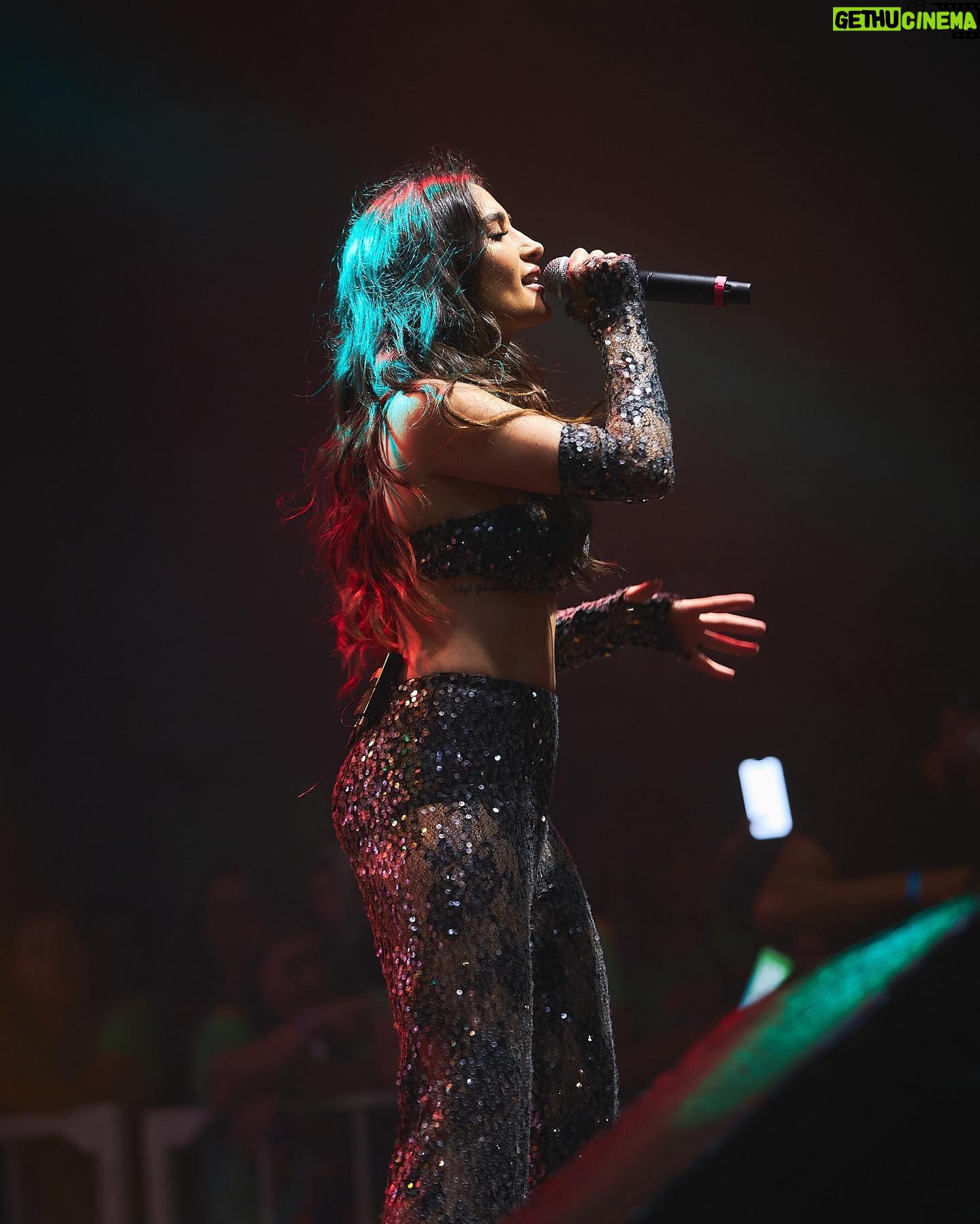 Gabi Melim Instagram - nosso QUINTAL em FORTAL! 8 mil pessoas cantando nossas canções 🫀 brigaduuuuu eu amo a energia de vocês
