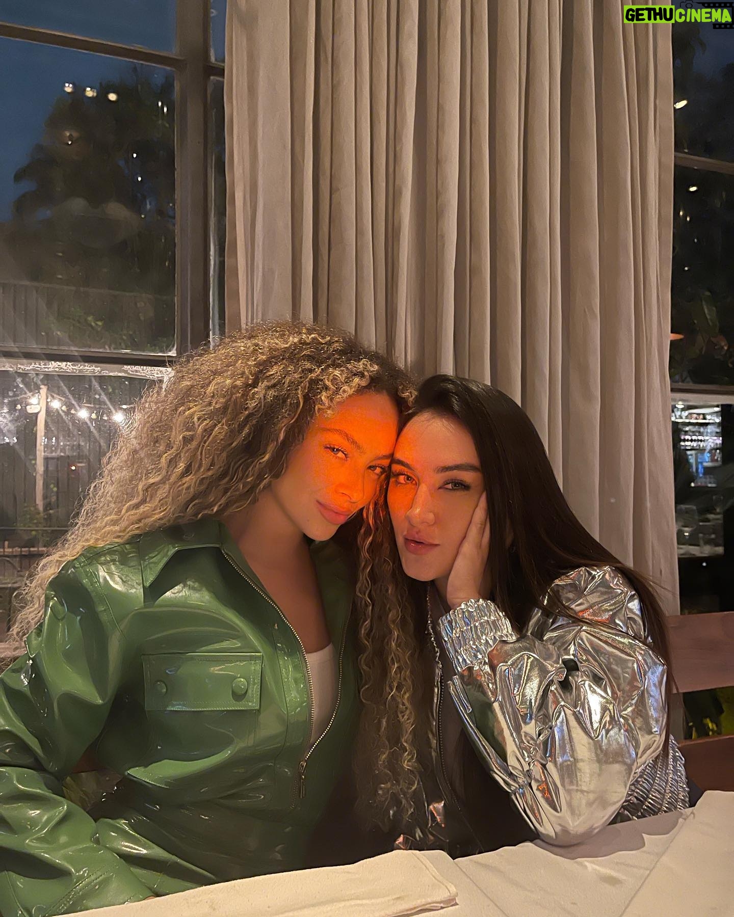 Gabi Melim Instagram - coisa linda @marinaruybarbosa 🧡 que desfile incrível da @shopginger admiro muito sua pluralidade como artista, parabéns mari!