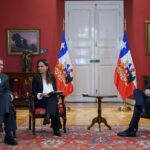 Gabriel Boric Instagram - Junto a la ministra de Relaciones Exteriores (s), @GDeLaFuente_minrel, nos reunimos esta mañana en el Palacio de La Moneda con el embajador de Chile en Venezuela, Jaime Gazmuri, para tratar temas por los que ha sido llamado a consulta a nuestro país.