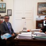 Gabriel Boric Instagram - Hoy junto al ministro Mario Marcel y @Diego.Pardow revisamos los lineamientos del Plan de Acción de Hidrógeno Verde 2023-2030, clave para las decisiones de inversión que se realizarán en el país durante esta década. Tenemos una gran oportunidad para ser líderes en esta industria de manera sostenible, con investigación científica y nuevos empleos de calidad. Avanzamos!
