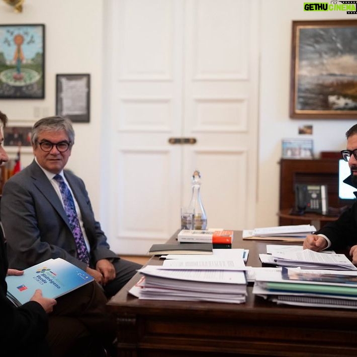 Gabriel Boric Instagram - Hoy junto al ministro Mario Marcel y @Diego.Pardow revisamos los lineamientos del Plan de Acción de Hidrógeno Verde 2023-2030, clave para las decisiones de inversión que se realizarán en el país durante esta década. Tenemos una gran oportunidad para ser líderes en esta industria de manera sostenible, con investigación científica y nuevos empleos de calidad. Avanzamos!