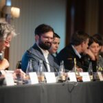 Gabriel Boric Instagram - Un mejor futuro para Chile se construye con los municipios, por eso hoy asistí a la Asamblea de @achmchile que año a año reúne a alcaldes y alcaldesas del país. Sé que junto a la subsecretaria @FranPeralesF revisaron los enormes desafíos que tiene la descentralización, trabajo que se verá fortalecido con una gran noticia: el viernes 12 de abril se iniciará la transferencia de más de 93 mil 600 millones de pesos a 307 comunas a lo largo y ancho de Chile por la nueva Ley de Royalty Minero. En cuanto a seguridad, en 2023 aumentamos en un 65% los montos asignados y este 2024 continuaremos con una inversión de más 15 mil millones de pesos que permitirá llegar con financiamiento a todas las municipalidades del país. Gracias por su enorme trabajo y por priorizar en todo momento la calidad de vida de sus vecinas y vecinos. Chile avanza con ustedes!