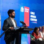 Gabriel Boric Instagram - Un mejor futuro para Chile se construye con los municipios, por eso hoy asistí a la Asamblea de @achmchile que año a año reúne a alcaldes y alcaldesas del país. Sé que junto a la subsecretaria @FranPeralesF revisaron los enormes desafíos que tiene la descentralización, trabajo que se verá fortalecido con una gran noticia: el viernes 12 de abril se iniciará la transferencia de más de 93 mil 600 millones de pesos a 307 comunas a lo largo y ancho de Chile por la nueva Ley de Royalty Minero. En cuanto a seguridad, en 2023 aumentamos en un 65% los montos asignados y este 2024 continuaremos con una inversión de más 15 mil millones de pesos que permitirá llegar con financiamiento a todas las municipalidades del país. Gracias por su enorme trabajo y por priorizar en todo momento la calidad de vida de sus vecinas y vecinos. Chile avanza con ustedes!